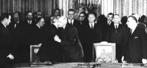 Mit dem Élysée-Vertrag haben Konrad Adenauer und Charles de Gaulle 1963 die Deutsch-Französische Freundschaft begründet, die heute in ihrer Dichte und Intensität international einmalig ist. Foto: Bundesregierung  / Schwahn