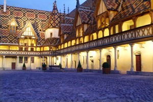 Die farbigen Dächer wie hier beim Hôtel-Dieu in Beaune fanden im Burgund ansehnliche Verbreitung, so dass sie als typisch für diese Region gelten.